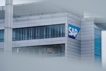 26/01/2022 FILED - 26 January 2022, Walldorf: A logo of the software company SAP can be seen through a pane on the main building. Fourth quarter profit after tax declined 25 per cent to 1.45 billion euros (1.64 billion dollars) at German cloud-based software company SAP, the firm reported on Thursday.
That compared to a profit of 1.93 billion euros in the same quarter in 2020. Photo: Uwe Anspach/dpa
ECONOMIA INTERNACIONAL
Uwe Anspach/dpa
