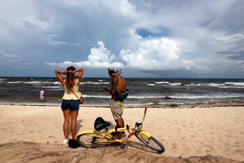 Turistas disfrutan de la playa