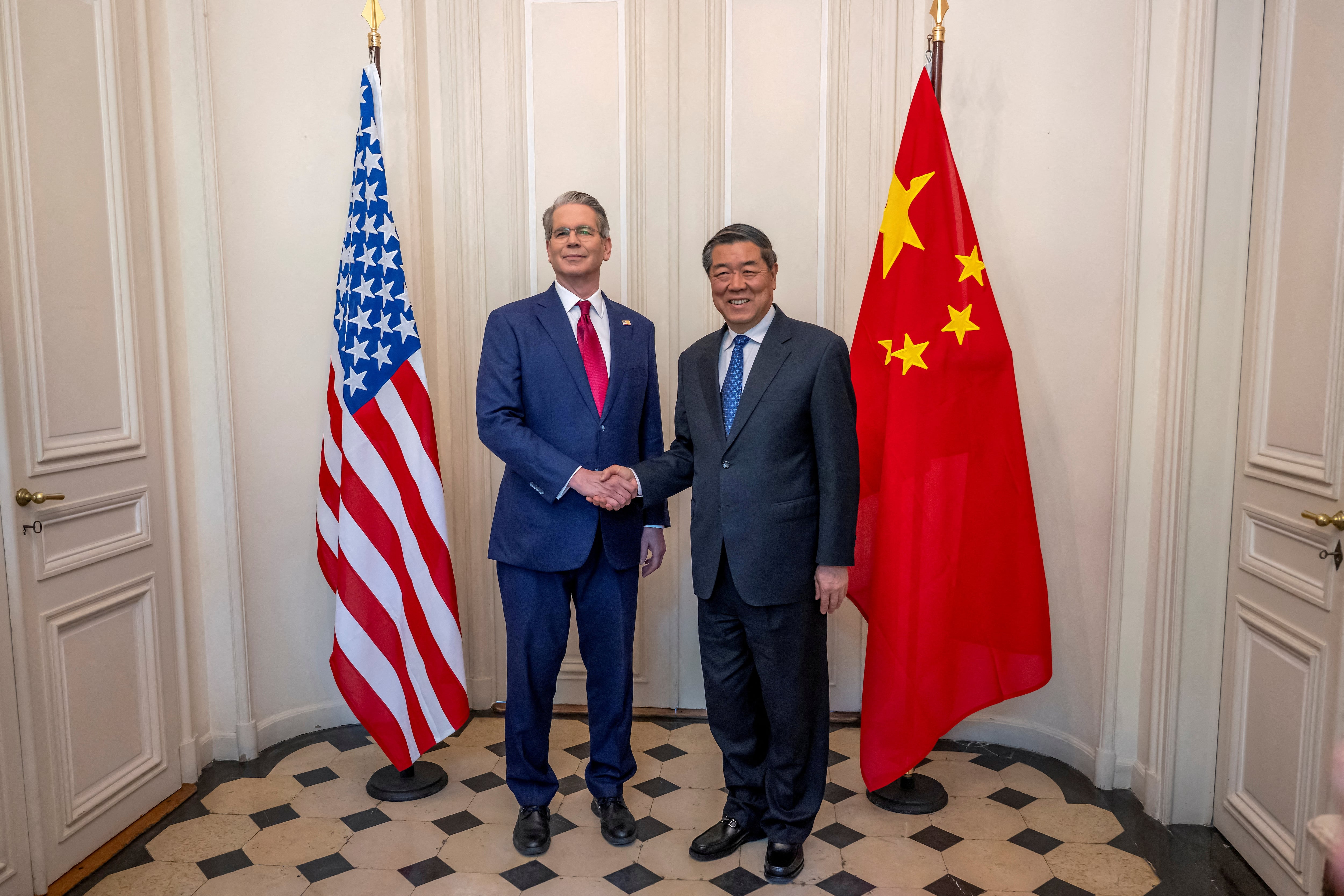 Bessent afirmó a la AP que mantendrá conversaciones con sus homólogos chinos durante la reunión del G20 y aseguró que “todas las opciones están sobre la mesa” en relación con la posibilidad de imponer sanciones a Beijing por continuar con sus adquisiciones a Irán (REUTERS)