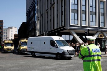 Una furgoneta de la prisión que se cree que transporta a Axel Rudakubana sale del Liverpool City Magistrates Court en Liverpool, Inglaterra, el 1 de agosto de 2024 (REUTERS/Belinda Jiao)