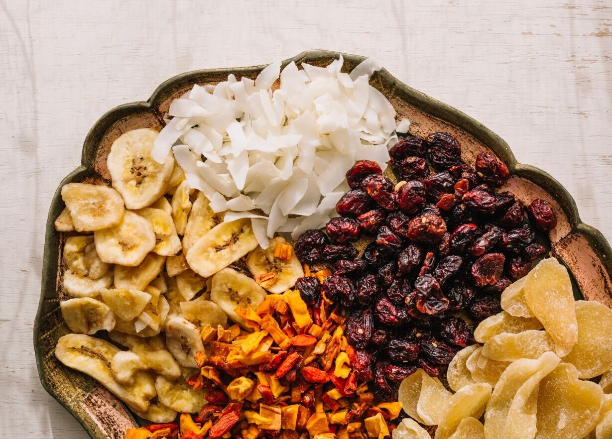 Las frutas deshidratadas aportan potasio, pero se recomienda controlar las porciones y evitar azúcares añadidos en su consumo (Freepik)