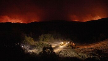 Un equipo de topadoras construye