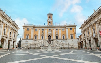 Vista amplia de la Piazza del Campidoglio en Roma, Italia, mostrando el Palazzo Senatorio, la estatua ecuestre de Marco Aurelio y los palacios laterales