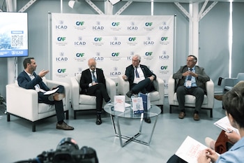 Los ponentes Álvaro Bilbao (vicepresidente del Club Olimpia de Paraguay), Guillermo Pena (Mesa Ejecutiva Uruguaya de Fútbol)
Matías Patanian (exvicepresidente del Club Atlético River Plate) (imagen cedida por ICAD)