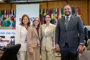 Raquel Arbaje junto a la