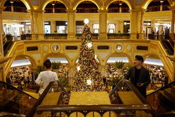 La gente pasa junto a