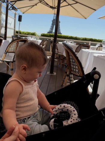 El carrusel de fotos de Ailén Cova y su hija Alaia en París