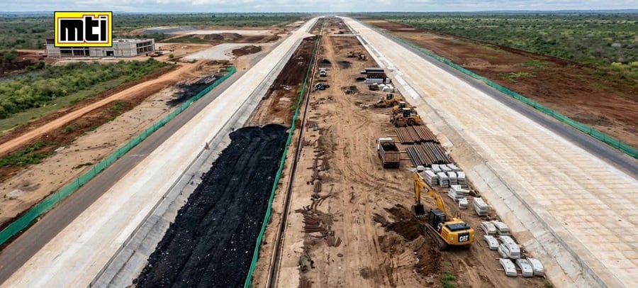 Con respecto al ancho de la pista, todas las de la región miden 45 metros, con excepción de La Aurora en Guatemala, que tiene 60 metros. Mojica anunció que la de Punta Huete se ampliará de 45 a 75 metros para permitir el aterrizaje de aeronaves de mayor envergadura.