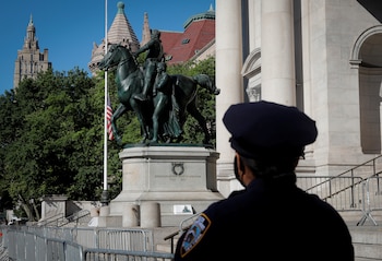 Un oficial de policía vigila