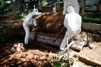 Trabajadores gubernamentales entierran una víctima