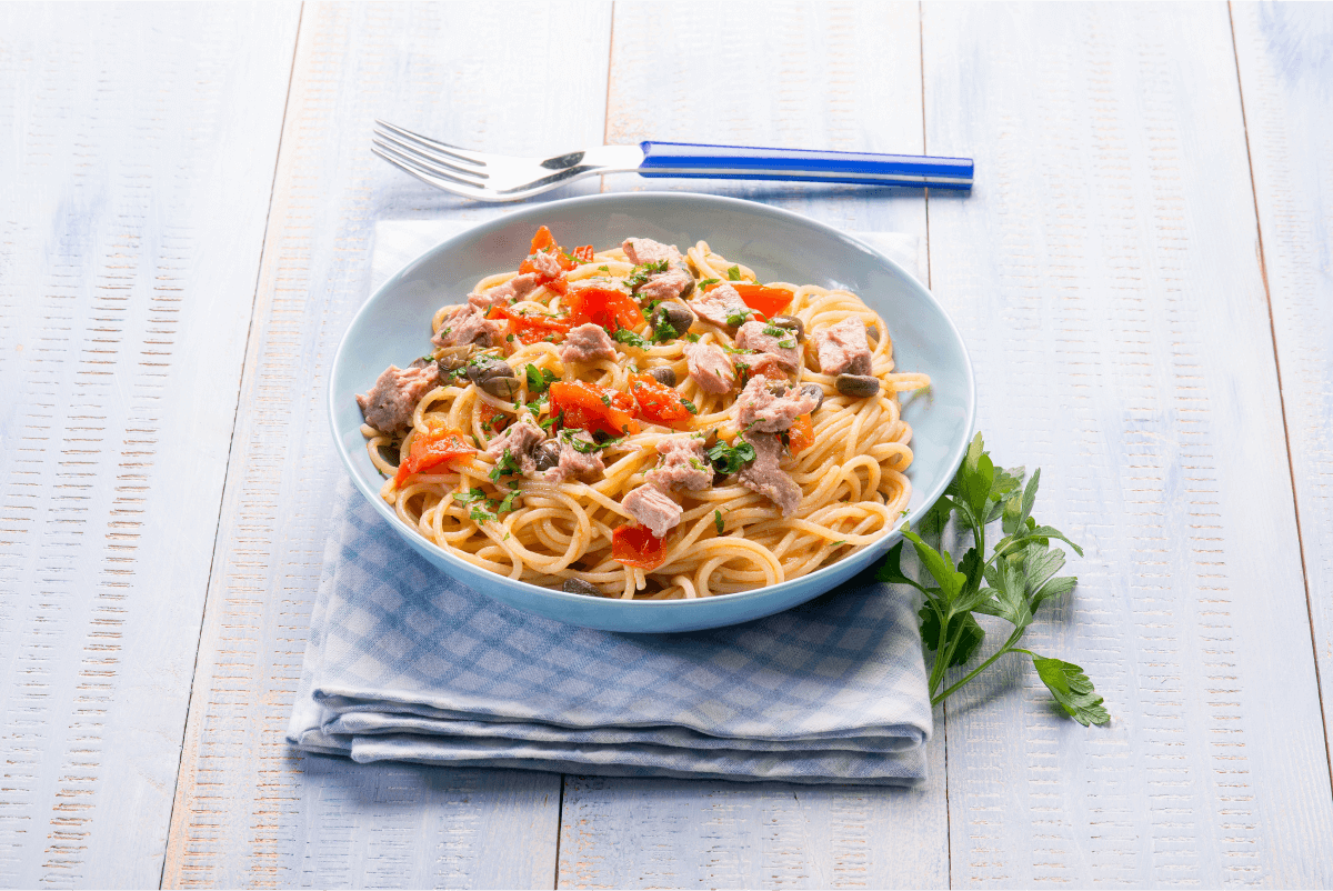 El maridaje recomendado para la ensalada de pasta con atún incluye vino blanco joven frío o agua con gas con limón. (Imagen Ilustrativa Infobae)