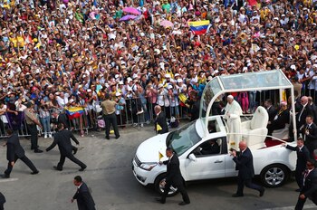 TRUJILLO PERÚ - ENERO 20. Papa Francisco saluda a los fieles reunidos en la Plaza de Armas de Trujillo. . Foto ANDINA/Jose Tejada