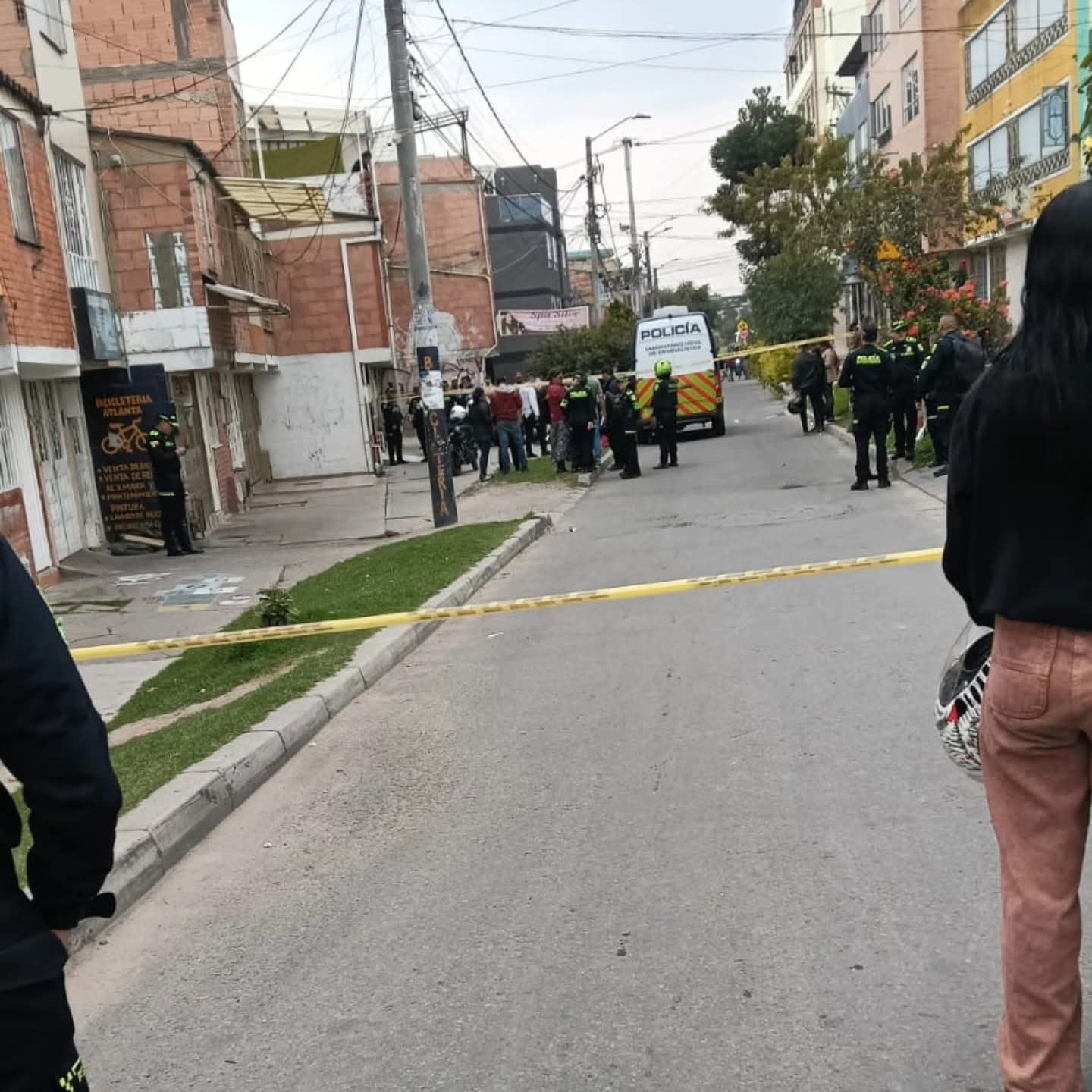 Las víctimas del crimen en Bosa fueron identificadas como una mujer de 42 años y sus hijas de 17 y 20 años - crédito @Bosab7/X