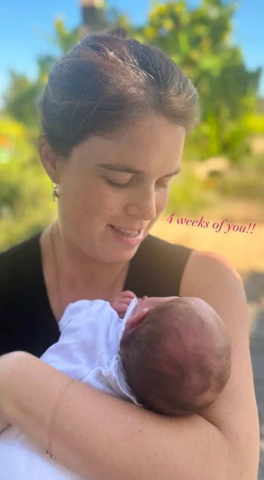 La princesa Eugenia posa feliz con su hija en brazos. (Instagram @princesseugenie)