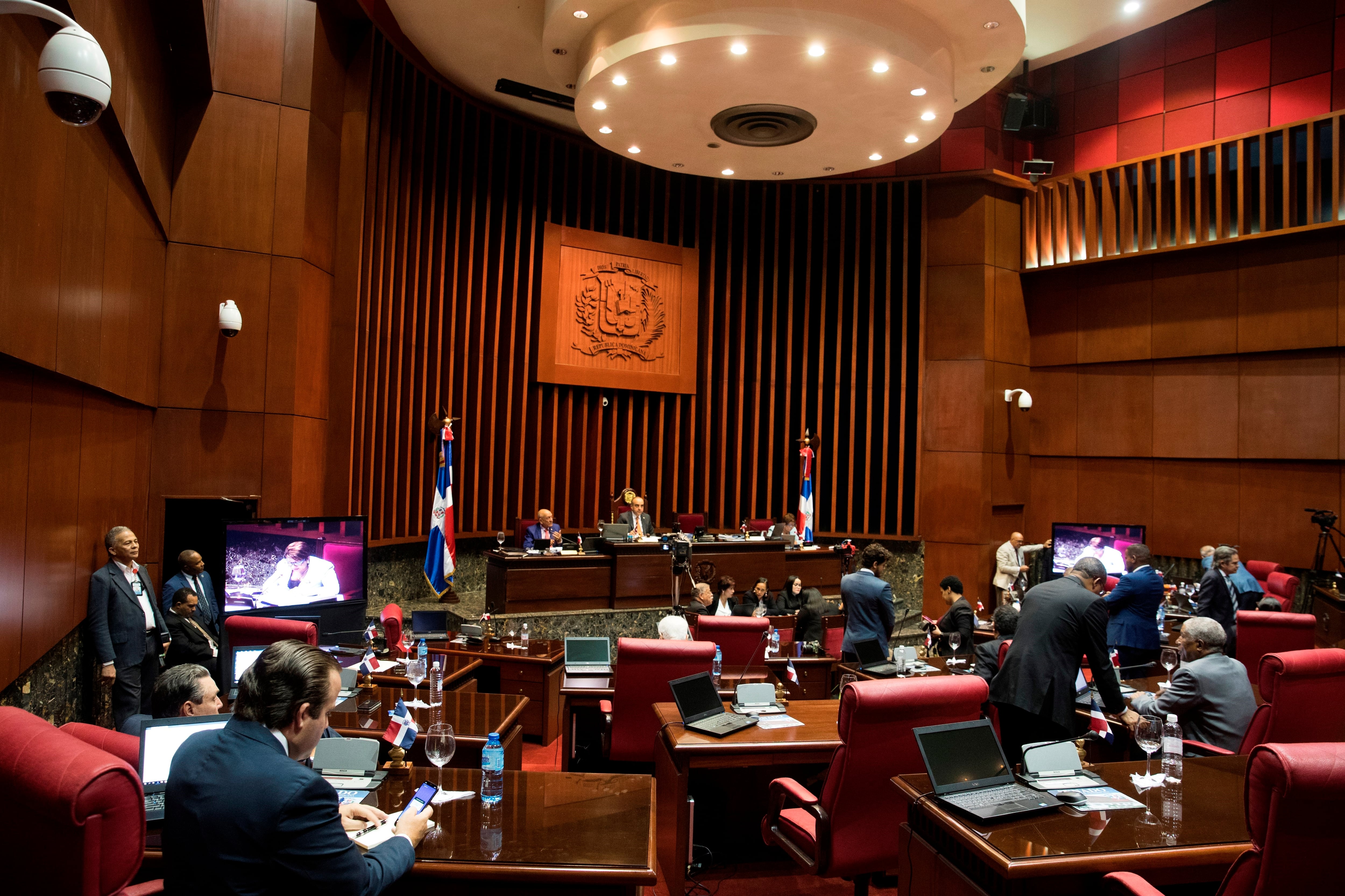 La norma eleva al 30% el impuesto sobre la renta empresarial para grandes contribuyentes, reduce de 25% a 10% la carga sobre ganancia de capital y ajusta deducciones y salarios gravables. EFE/Orlando Barría/Archivo