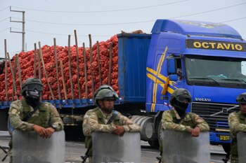 Un camión cargado se desplaza
