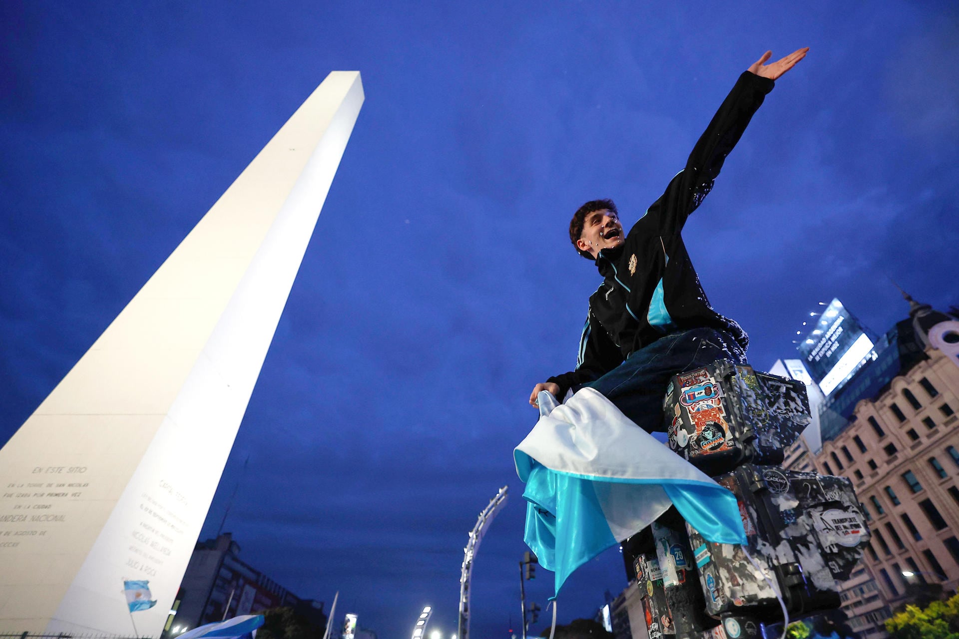 Los videos de los alocados festejos en todo el país de la victoria de Argentina por 2 a 1 ante Inglaterra