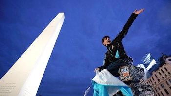 Los videos de los alocados festejos en todo el país de la victoria de Argentina por 2 a 1 ante Inglaterra