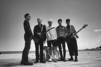 El grupo 2Z atrás de