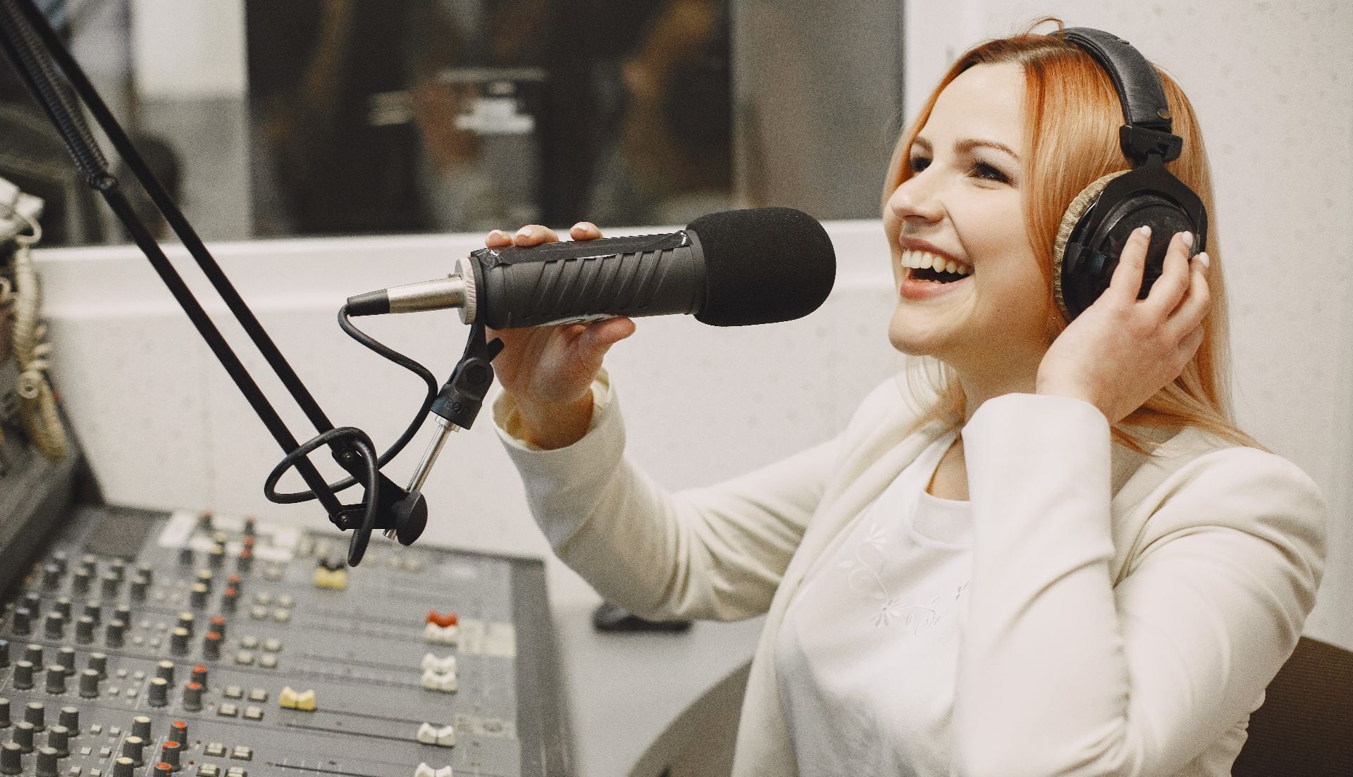 El origen del Día Mundial de la Radio remonta a la creación de Radio Naciones Unidas en 1946, promoviendo paz y diversidad (Freepik)