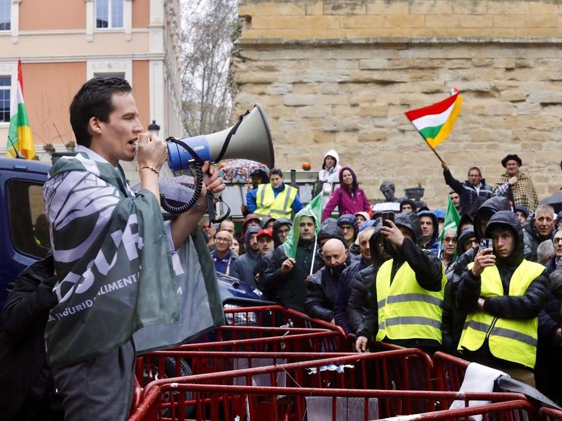 Vox acusa al PSOE y al PP de "arruinar al sector primario" y exige reformular todas las políticas agrarias