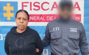 La docente permanece detenida mientras