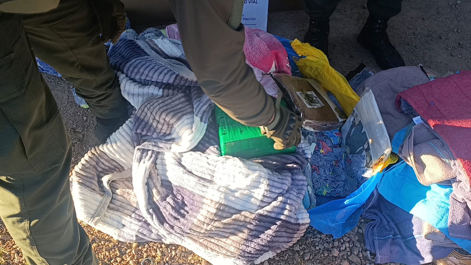 La mujer escondió la cocaína entre mantas
