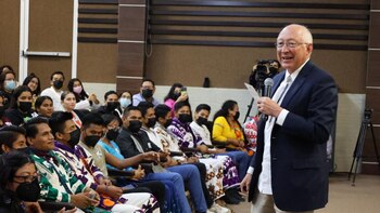 Ken Salazar describió el futuro