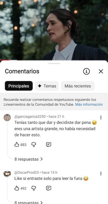 Captura de pantalla de YouTube con Julieta Venegas en un videoclip y la sección de comentarios abierta, mostrando críticas de usuarios