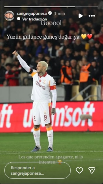 Futbolista Mauro Icardi con cabello rubio platino, camiseta blanca y pantalón corto con el número 9, celebrando un gol en un estadio de fútbol