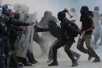 Manifestantes y policías antidisturbios se enfrentan durante una protesta en conmemoración del 2 de octubre (Foto AP/Claudia Rosel)