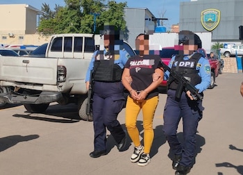 La DPI capturó a una mujer de 38 años en la colonia Torocagua de Comayagüela. La sospechosa es originaria de Orica, Francisco Morazán, según las autoridades. La detención se realizó tras varios días de vigilancia policial en la capital. (Foto: Policía Nacional de Honduras)