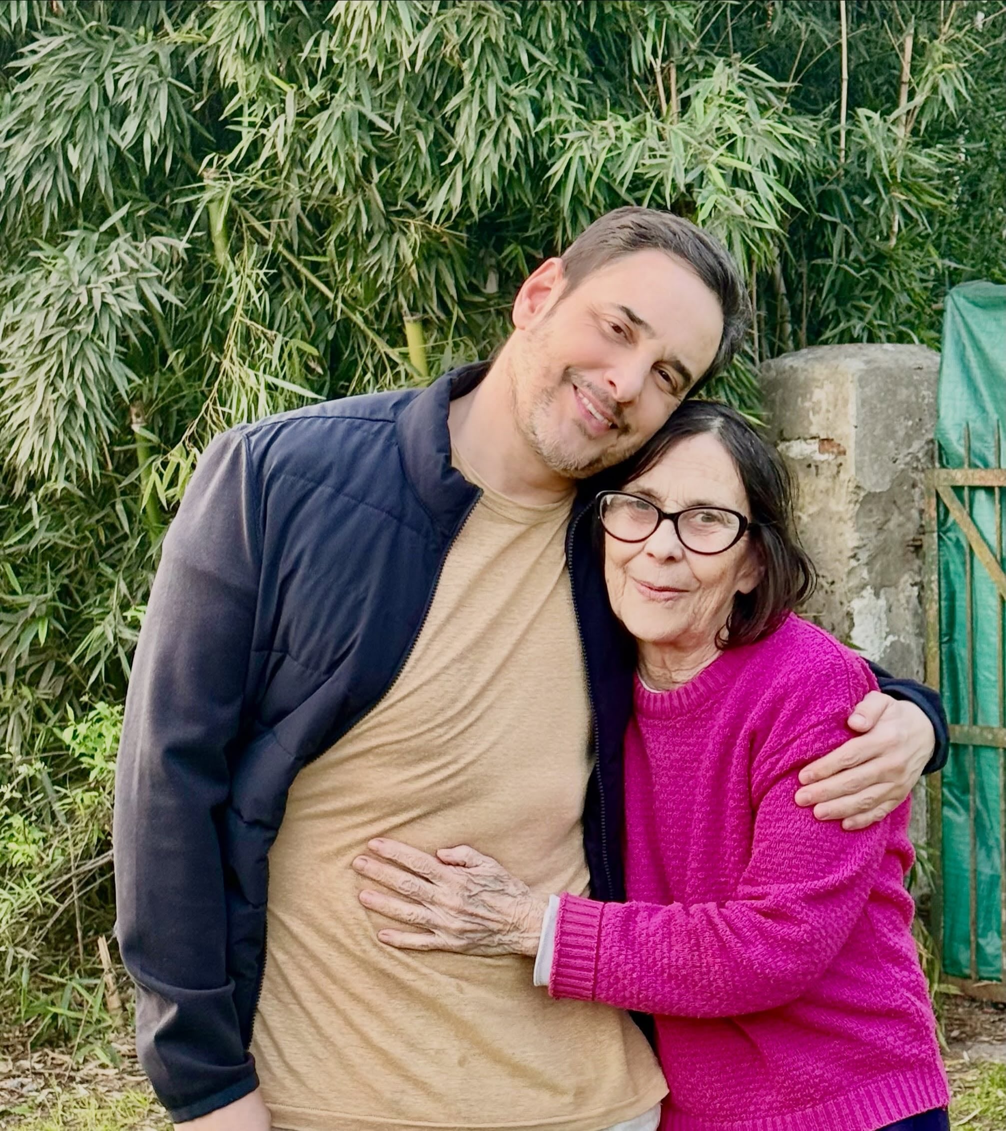 El periodista Rodrigo Lussich abraza a su madre en una fotografía compartida durante la celebración de su cumpleaños.