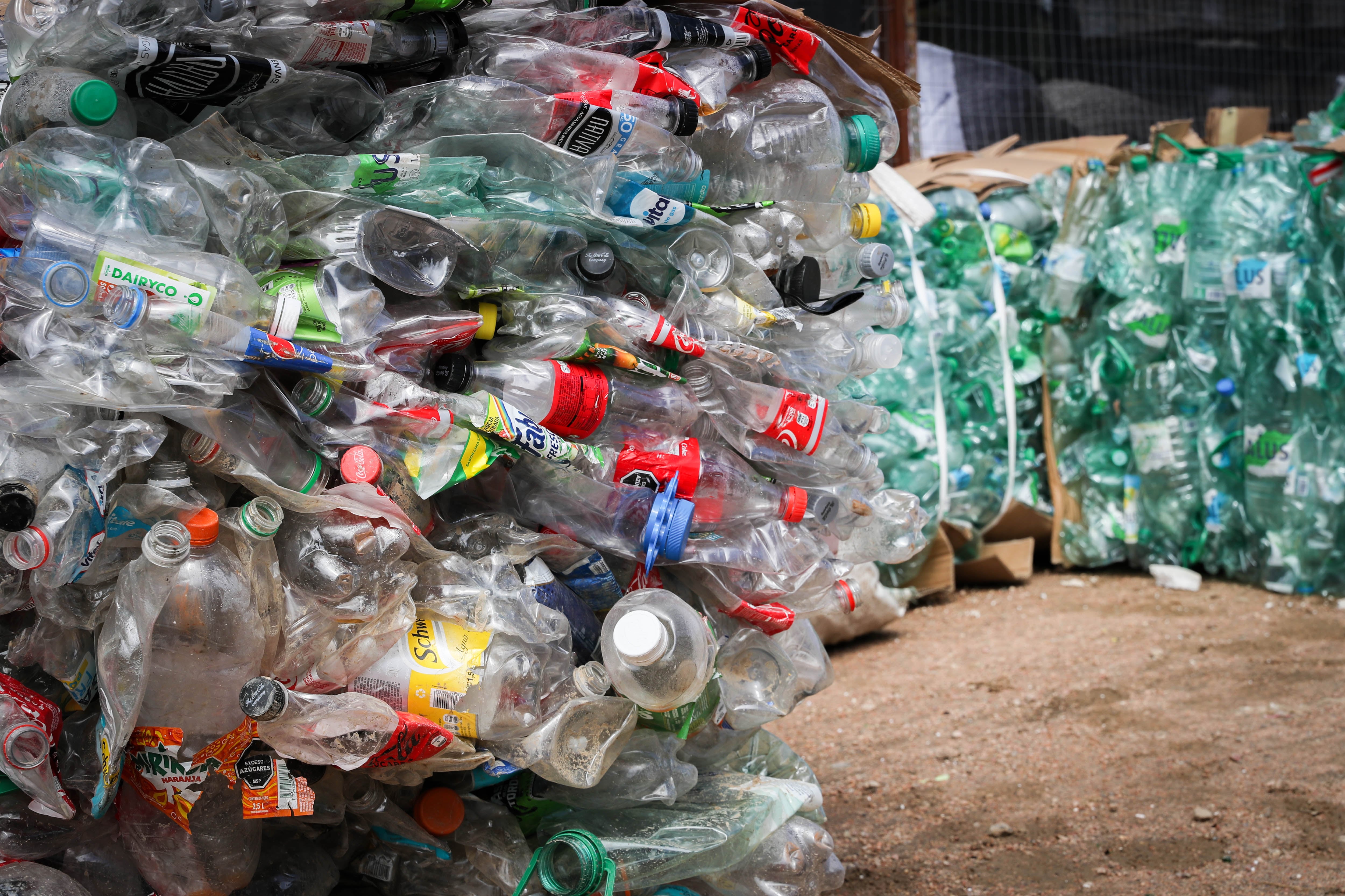 Fotografía de archivo de plásticos empaquetados para ser reciclados. EFE/ Raúl Martínez