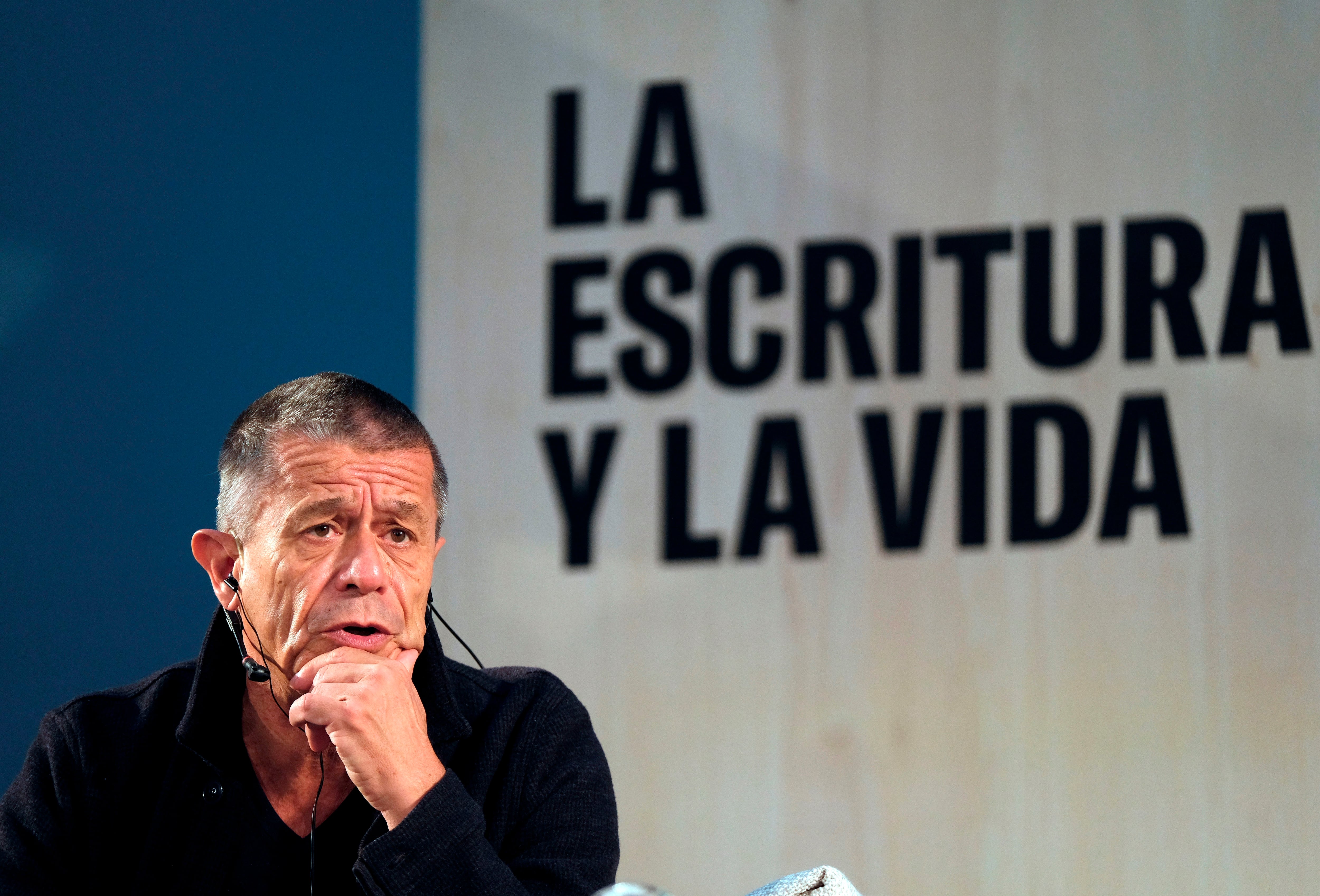 El escritor Emmanuel Carrère, Premio Princesa de las Letras 2021, en el Palacio de Exposiciones y Congresos Ciudad de Oviedo (Foto: EFE/Paco Paredes)