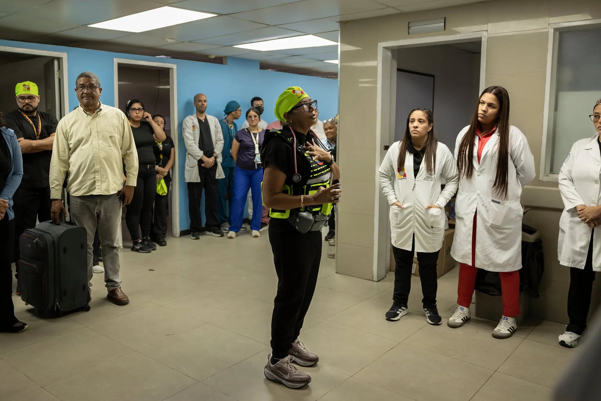 El viernes, antes de marcharse, Medina le dijo al personal médico del Hospital Pérez de León que se iba a la guerra (NYT)