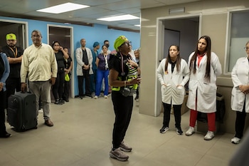 El viernes, antes de marcharse, Medina le dijo al personal médico del Hospital Pérez de León que se iba a la guerra (NYT)