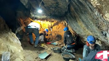 Los arqueólogos excavando la cueva