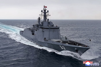 Esta foto facilitada por el gobierno norcoreano muestra su destructor Kang Kon durante las pruebas de mar en un lugar no revelado de Corea del Norte, el jueves 4 de junio de 2026 (Agencia Central de Noticias de Corea/Servicio de Noticias de Corea vía AP)
