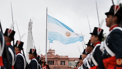 Histórico cambio de guardia de los regimientos Granaderos, Patricios e Iriarte en Plaza de Mayo: color y emoción de un acto inédito