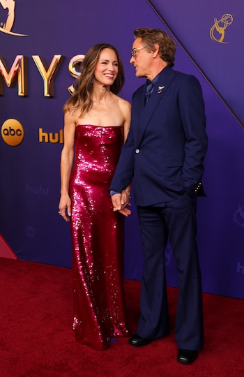 Traje azul de corte clásico, camisa azul claro y broche plateado en la alfombra roja de los Emmy (REUTERS/Mike Blake)