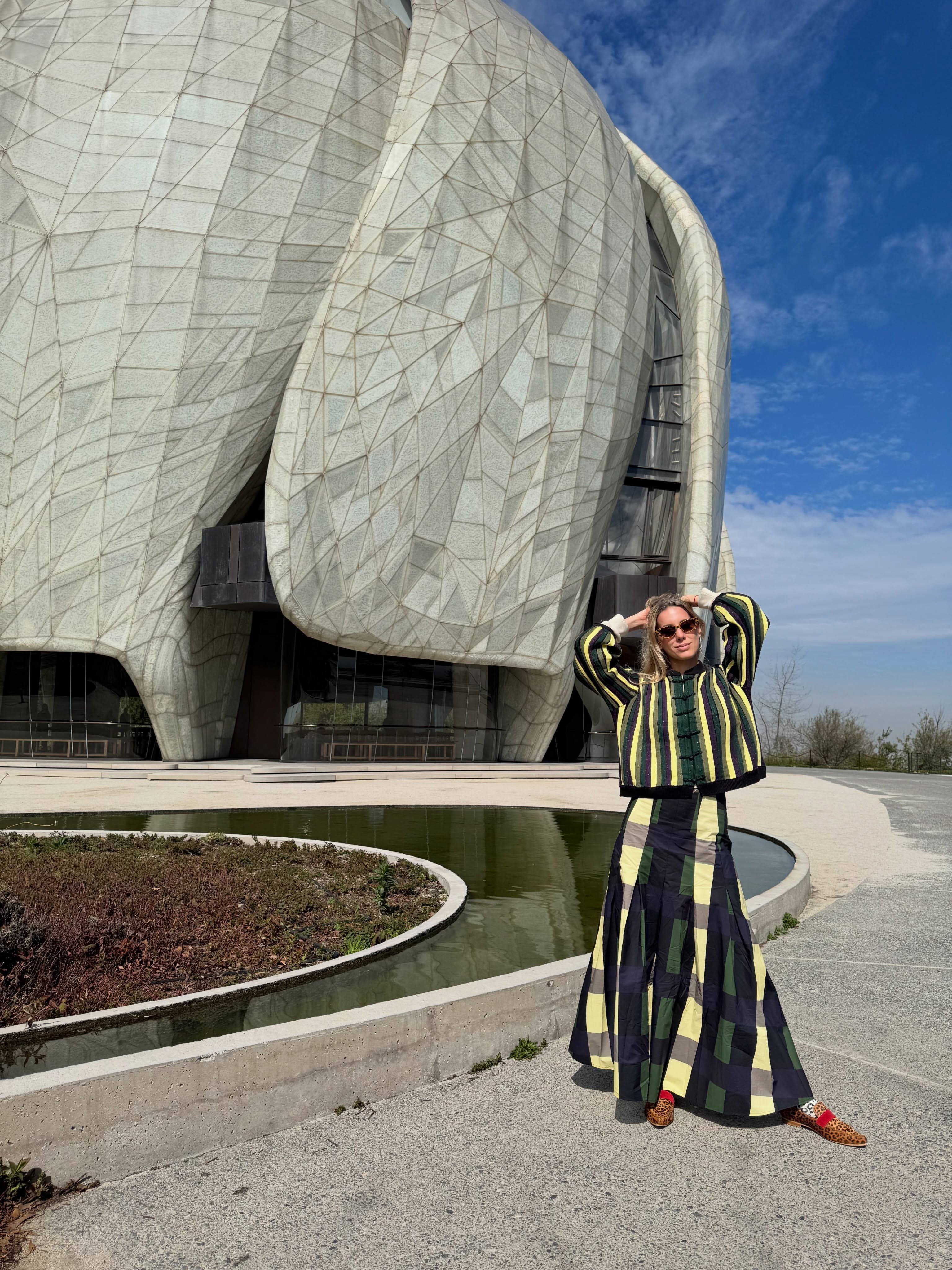 Anita Espasandín posó frente al templo bahá'í de Santiago, uno de los puntos destacados de la escapada que compartió junto a Benjamín Vicuña