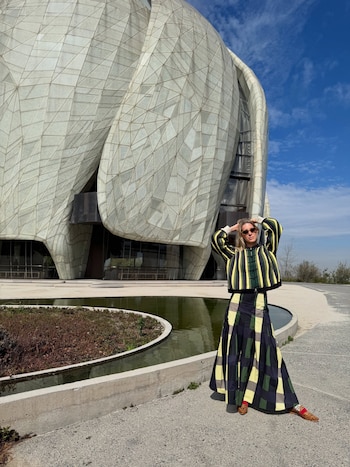 Anita Espasandín posó frente al templo bahá'í de Santiago, uno de los puntos destacados de la escapada que compartió junto a Benjamín Vicuña
