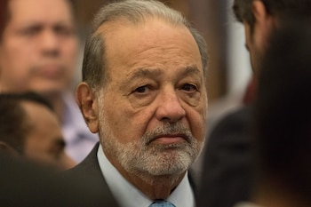 CIUDAD DE MÉXICO, 15OCTUBRE2018.- El boxeador jalisciense Saúl 'Canelo' Álvarez, recibió de manos de Mauricio Sulaimán, presidente del CMB
y del empresario Carlos Slim Helú, el cinturón que lo acredita como Campeón de Peso Medio del Consejo Mundial de Boxeo (CMB), así mismo le fue entregado un cinturon elaborado por artesanos huicholes, con el significado de “El venado más fuerte de México”. En la imagen el presidente del grupo Carso, Carlos Slim Helú.
FOTO: SAÚL LÓPEZ /CUARTOSCURO.COM