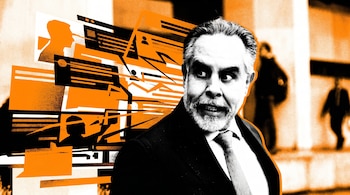 Imagen de un hombre en blanco y negro con barba y traje, mirando hacia la derecha, con un fondo gráfico abstracto en naranja, blanco y negro que simula interacción digital.