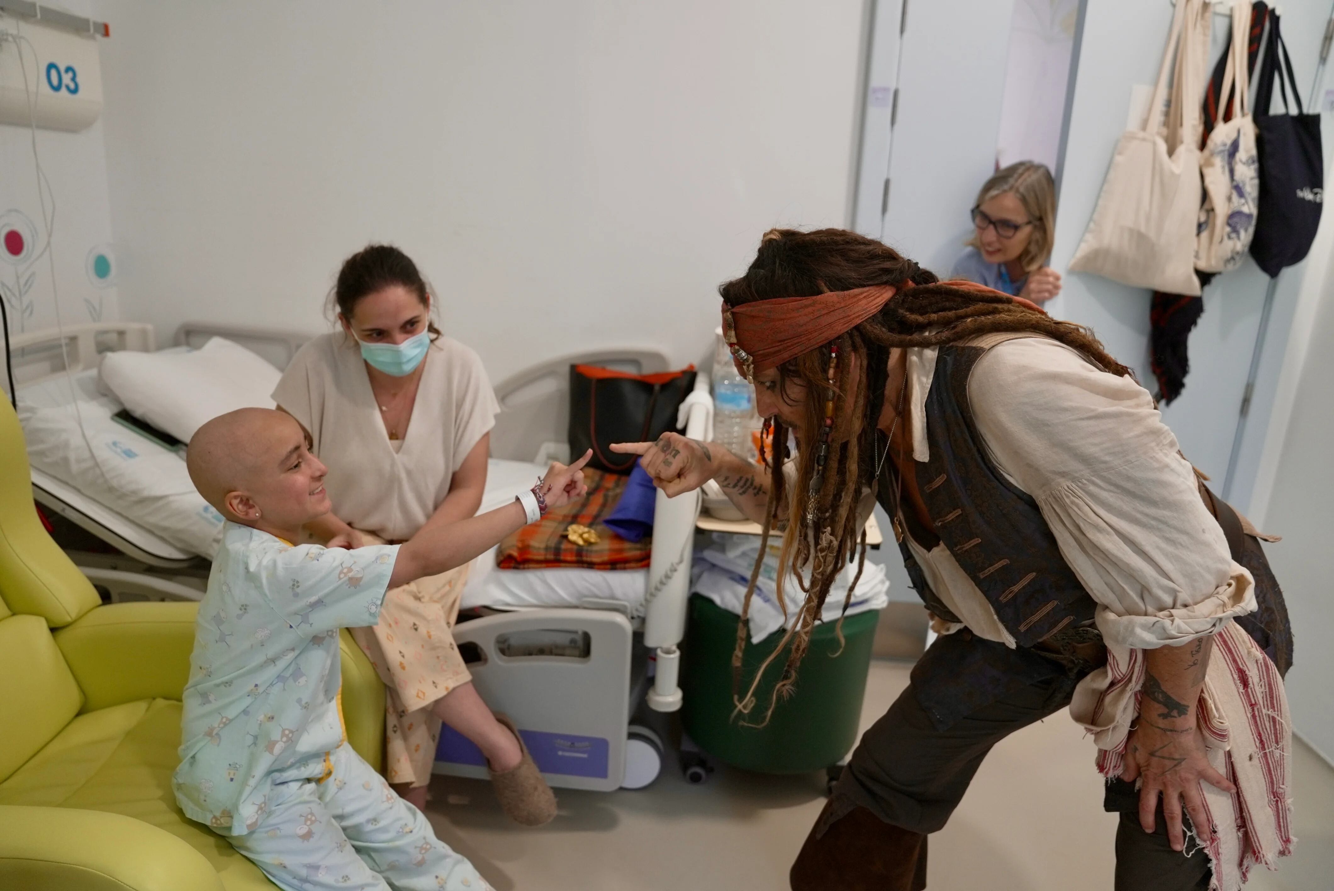 Johnny Depp durante su visita al Hospital Niño Jesús de Madrid. (EFE/Comunidad de Madrid)