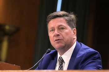 Jay Clayton declara ante la Comisión de Inteligencia del Senado en el Congreso en Washington, el 15 de julio del 2026 (AP foto/Mariam Zuhaib)