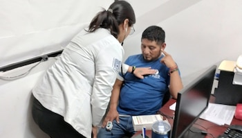 El exfuncionario fue sometido a una revisión médica tras su liberación. (FGE Chiapas)