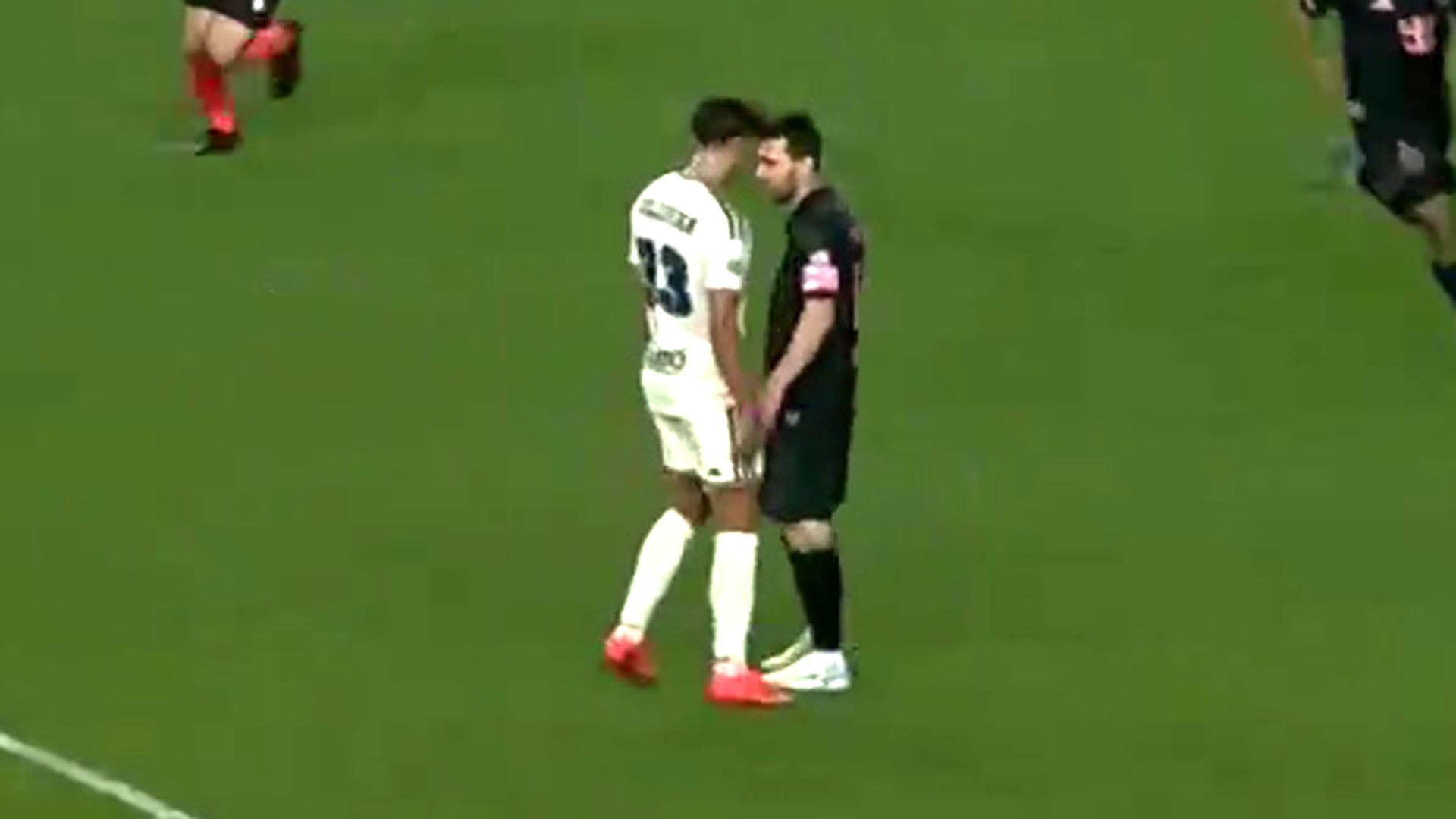 Messi y Sullivan quedaron frente a frente y debieron ser separados por el árbitro (Capturas de video)
