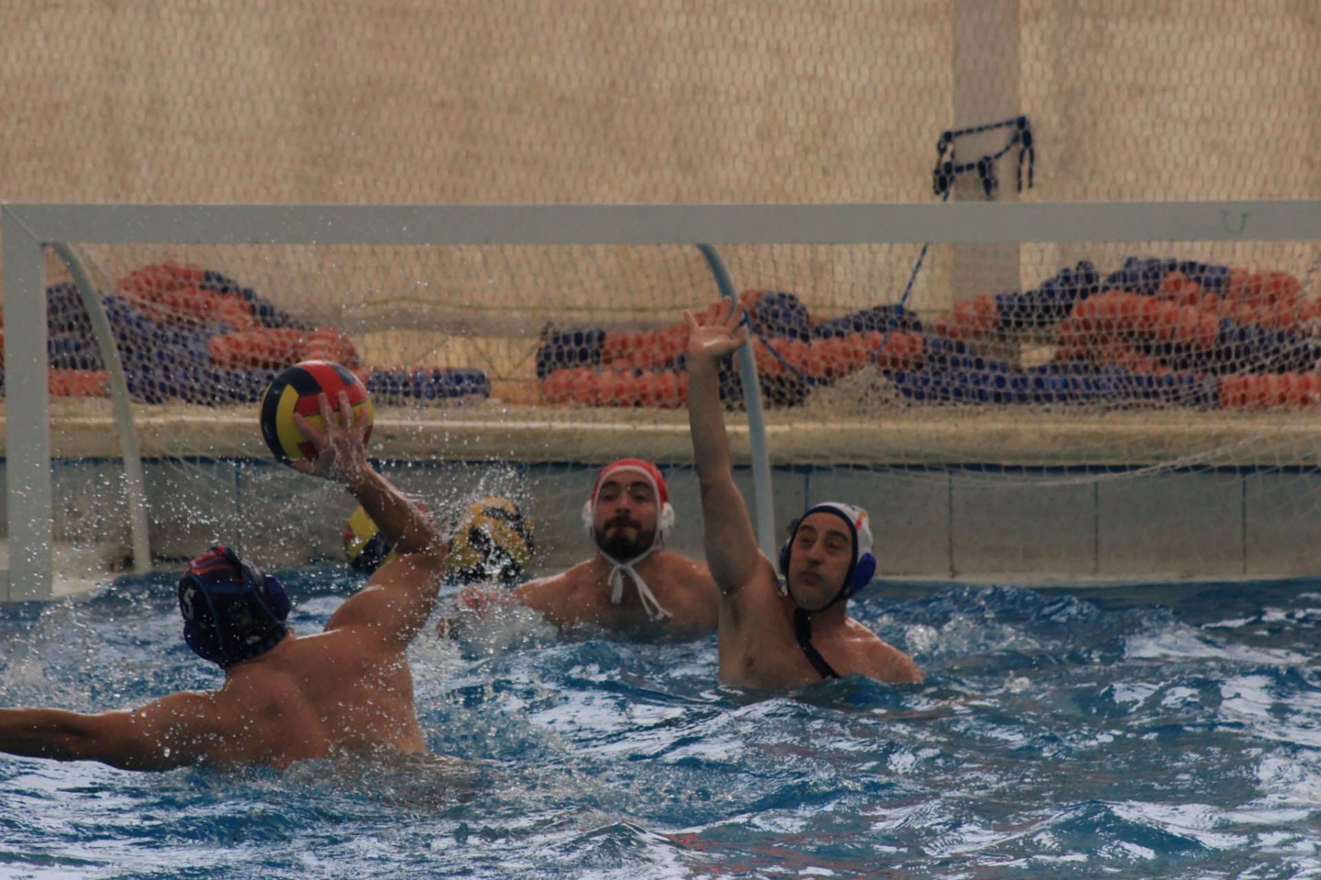 La convocatoria al torneo de waterpolo surgió de contactos entre equipos y amistades, con la UNR como nexo para sumar jugadoras de Chubut y otros clubes.